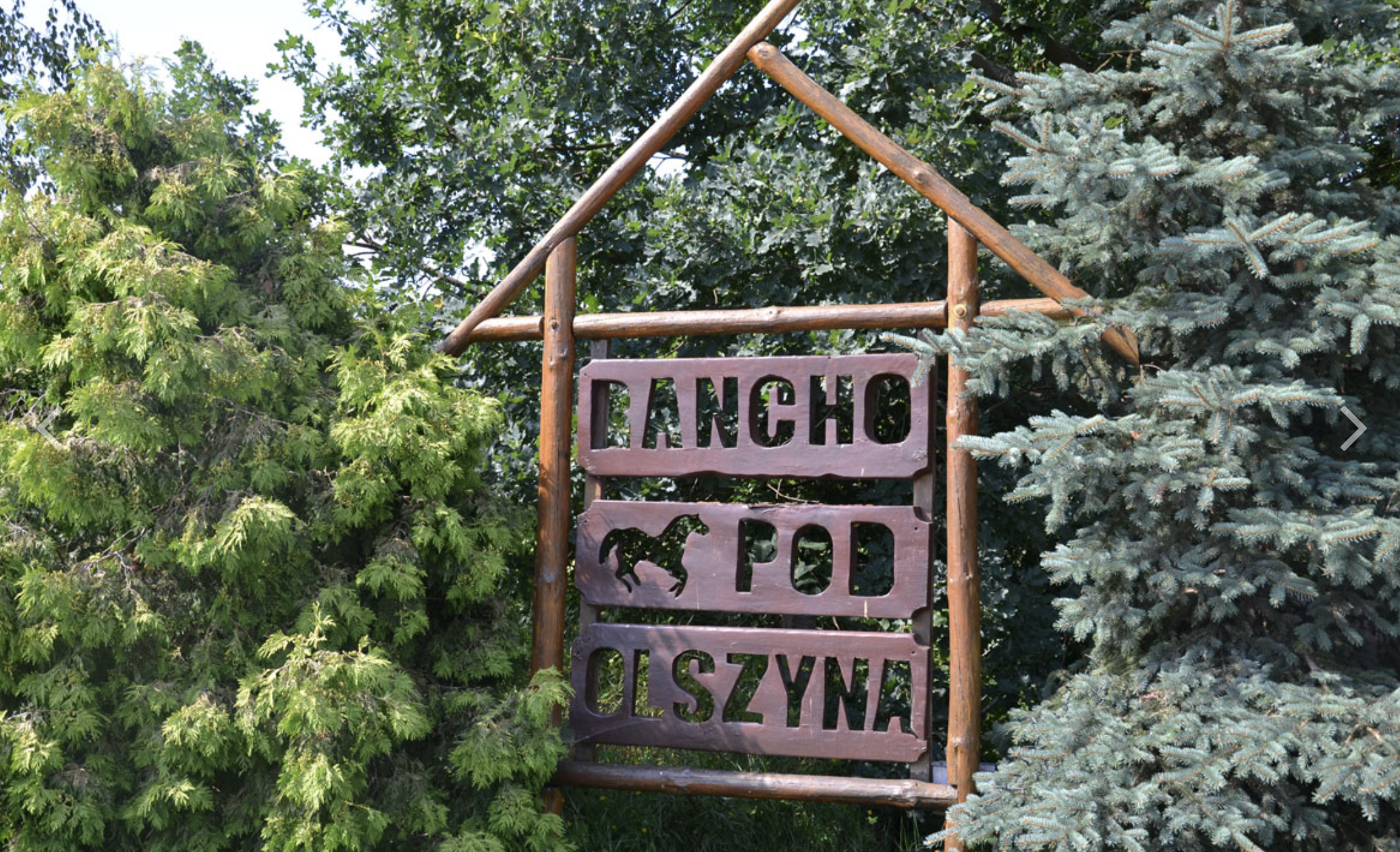 Zdjęcie przedstawia wejście do Rancha pod Olszyną